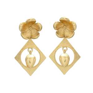 Juego de pendientes de gota cuadrados y flor chapados en oro - Product Image 1