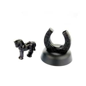 Joyería Coleccionable Cultural, Tipo A, Jadeíta Negra, Conjunto Tallado de Caballo y Herradura, 266 Quilates - Product Image 1