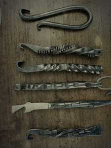 Abrebotellas de hierro en forma de ciervo forjado a mano hecho a medida adecuado para tiendas de suministros vikingos y hidromiel para reventa - Product Image 5