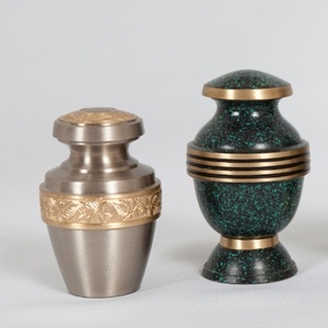 โลหะสมัยใหม่สไตล์ดั้งเดิมคลาสสิกออกแบบรูปแบบใหม่ประดิษฐ์ Urns อินเดียทําโถเพลิงศพ Pewter ลาย Pewter มือ - Product Image 6