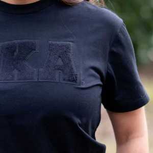 T-shirt XAKA noir pour femme grecque T-shirt à col rond classique avec lettres en chenille audacieuses, haut graphique décontracté inspiré de la sororité - Product Image 4