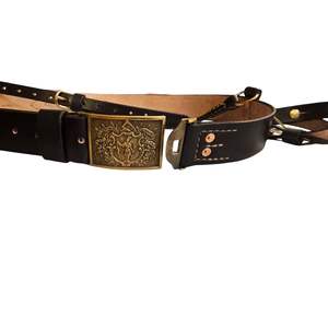 Este es un cinturón Sam Browne británico negro con una correa para el hombro. - Product Image 2