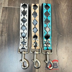 Vente en gros de cuir véritable usiné durable et robuste, laisse à carreaux mode noir et blanc, laisse pour chiens de dressage d'animaux de compagnie avec boucle en métal - Product Image 1