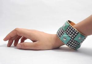 Brazalete de latón con adornos brillantes con cuentas piramidales de resina azul cielo y tachuelas de latón dorado Brazalete llamativo para mujer - Product Image 3