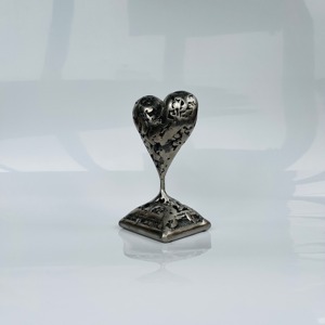 Sculpture de table décorative élégante en forme de cœur noir pour bureau à domicile, événement romantique, cadeau de mariage, accent d'affichage - Product Image 1