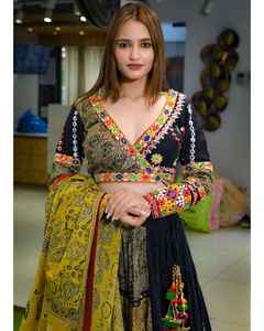 Les plus tendances Flair lourd Lehenga Choli vêtements indiens et pakistanais - Product Image 3