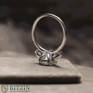 Bague de fiançailles de style trois pierres en diamant ovale et coupe poire pour femme - Product Image 3