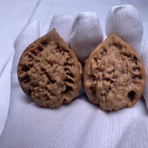 Masajeador de Mano de Lujo de Grado Coleccionista, Hecho a Mano con Textura Natural de Nuez Shengguan y Forma Triangular - Product Image 4