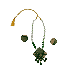 Ensemble de bijoux fins faits à la main, collier en soie Muga verte avec pendentif en perles de cristal et or pour les mariages, les fêtes, les cadeaux - Product Image 3