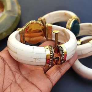 Brazalete Artesanal de Hueso Orgánico Pulido, Duradero, Imitación Antigua, Joyería Ecológica para Uso Diario, Hecho con Materias Primas Éticas - Product Image 3