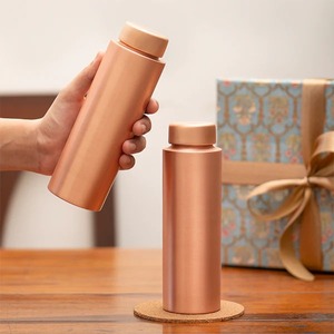 ขวดน้ำทองแดงคลาสสิกที่มีดีไซน์ทรงกระบอกเรียบและกระจกเหมือนมันวาวเพื่อความชุ่มชื้นระดับพรีเมียม - Product Image 1