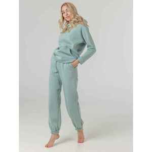 Conjunto Deportivo Personalizado para Mujer en Verde Salvia, Sudadera y Pantalones Jogger, Dos Piezas, Marca Privada OEM - Product Image 4