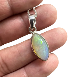 Pendentif solitaire en opale, bijoux pour femmes, plaqué or, argent sterling, style bohème, tendance, fait main, cadeau pour elle - Product Image 1