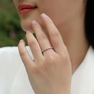 แหวนหมั้นผู้หญิงเงินแท้ 925 ประดับโมอิสซาไนต์ 1.5 มม. 0.015 กะรัต ขายส่ง แหวนคุณภาพสูง รูปทรงคลื่น หรูหรา แบบครึ่งวง - Product Image 2