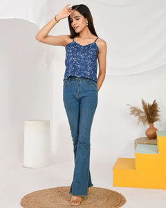 Top spaghetti bleu à feuilles avec broderie et découpe, tissu tricoté court, col en V, sans manches, imprimé floral, haut court pour soirée - Product Image 1