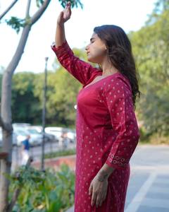 Ensemble coordonné Ruhani Ruby en pur coton imprimé à la main avec motif doré au meilleur prix - Product Image 4