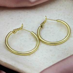 Pendientes de aro rellenos de oro de 14K 18K 24K de moda al por mayor, pendientes de aro modernos, pendientes llamativos pendientes clásicos pendientes de latón - Product Image 2