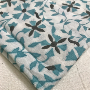 ผ้าฝ้ายพิมพ์ลายด้วยมือ ลายดอกไม้เรขาคณิต |   ผ้าทอสีเขียวอมฟ้าและสีดำแบบอินเดีย - Product Image 3