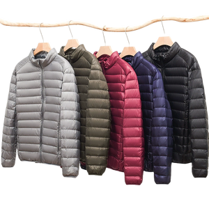 Vente de gros Manteau léger en duvet de canard pour homme Doudoune d'hiver à capuche avec logo personnalisé Veste zippée grande taille - Product Image 1