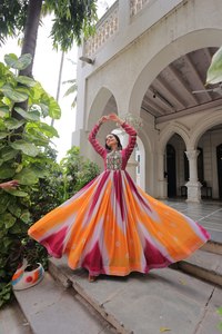 Vestido Bandhej de Diseñador con Bordado Gamthi y Trabajo de Espejos, Colección Navratri - Product Image 4