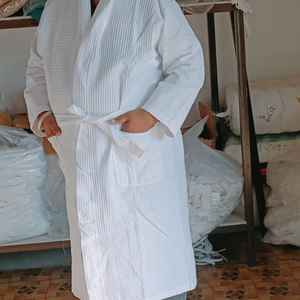 เสื้อคลุมอาบน้ำโรงแรมผ้าฝ้ายสีขาวพร้อมเทอร์รี่อบอุ่นเสื้อคลุมอาบน้ำผ้าฝ้ายใส่ได้ทุกเพศ - Product Image 1
