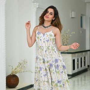 Conjunto elegante de rayón pesado Kurti para mujer, ropa festiva de nuevo diseñador con exquisito trabajo de estampado de cuatro lados para ocasiones especiales - Product Image 3