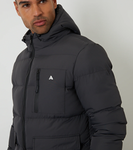 Blouson matelassé noir premium à capuche avec isolation matelassée, poche zippée sur la poitrine, logo fabriqué par Antique Fashion - Product Image 4