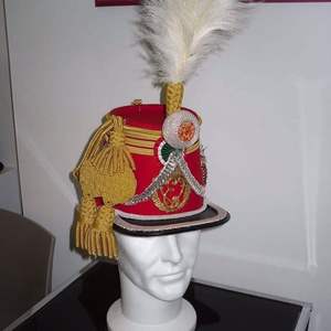 Shako de l'époque napoléonienne. Un shako est un chapeau haut et large qui était largement utilisé comme couvre-chef pendant le 19e et les débuts du 20e siècle. - Product Image 6