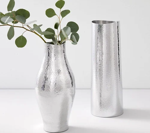 Jarrón Artístico con Borde Ondulado Plateado y Detalles Decorativos de Aluminio con Diseño Texturizado para Decoración Moderna de Hogar y Oficina - Product Image 6