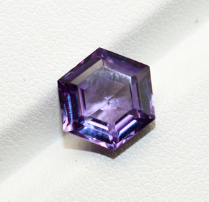Alexandrite de laboratoire hexagonale à facettes de 6 mm à 20 mm Alexandrite en vrac pour la fabrication de bijoux de bricolage. - Product Image 5