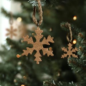 Adorno colgante de Navidad de madera de alta calidad hecho a mano artístico con opciones personalizables para decoración del hogar con temática de granja - Product Image 6