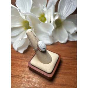 Anillo de Campeonato Navajo Hecho a Mano con Búfalo Blanco y Plata de Ley, Engaste de Bisel con Baño de Oro Rosa, Talla 8, Elegante y Moderno, Regalo Ideal - Product Image 3