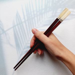 Baguettes en bois incrustées d'argent, ensemble de baguettes réutilisables en vrac, coquille en bois de rose rouge incrustée du fabricant vietnamien de haute qualité - Product Image 1