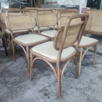 Chaise de salle à manger en bois massif et rotin avec assise rembourrée en cuir PU, dossier en cannage, chaise d'appoint en bois pour restaurant, café, hôtel