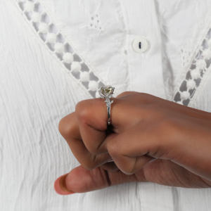 Anillo de Boda Chapado en Oro Blanco Sólido de 18KT, Piedra Lateral de Diamante Cultivado en Laboratorio, Diseño Personalizado, Estilo de Moda, IGI - Product Image 3