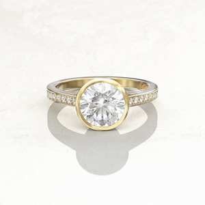 แหวนแต่งงานหรูหราสไตล์อาร์ตเดโค พรีเมียม เงินแท้ 925 ประดับมอสซาไนต์ 2 กะรัต ทรงเบเซล ดีไซน์ทันสมัย รับรองโดย IGI - Product Image 2