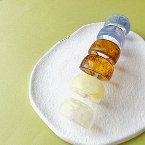 Anillos de Resina Modernos Hechos a Mano, Vibrantes y Atrevidos, Accesorios de Moda Acrílicos Gruesos para Mujeres y Niñas, Venta al Por Mayor al Mejor Precio - Product Image 1