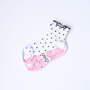 Chaussettes de Pilates personnalisées, motif à pois mignon, antidérapantes, en coton, chaussettes à grip pour le yoga, le Pilates, la barre, vente en gros d'usine au Vietnam - Product Image 2