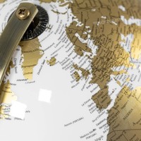 Globe terrestre rotatif en aluminium blanc doré, support éducatif, artisanat métallique fait main avec design Art Déco pour la maison et le bureau