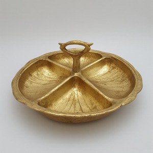 Serveur de fruits secs de luxe en aluminium et verre fabriqué à la main avec trois compartiments ronds connectés en finition or conçu - Product Image 1