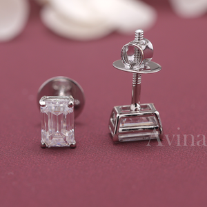 Boucles d'oreilles solitaires en or 18 carats avec diamant de laboratoire certifié IGI taille émeraude - Product Image 2