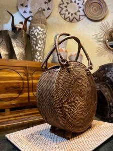 Sac à main rond en rotin Ketak tissé à la main Lombok Heritage Fabriqué par des artisans locaux en Indonésie Artisanat en osier - Product Image 2