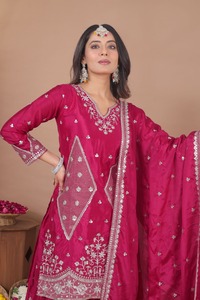 Ensemble de soirée élégant pour femmes, Salwar Kameez pakistanais en tissu Chinon, broderie de sequins, luxe, Zaha Timeless Grace - Product Image 4