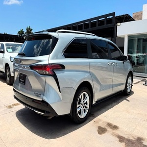 Toyota Sienna Platinum FWD 2024 en Alta Demanda - Product Image 2