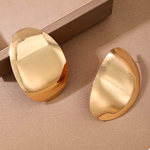 Orecchini a perno geometrici dorati scolpiti - Product Image 1