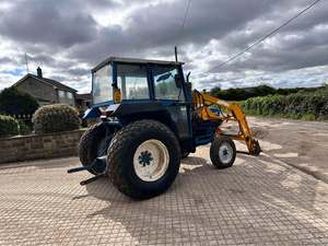 Tracteur agricole FORD 4110 54HP 4WD avec chargeur Bomford, transmission par engrenages, garantie de 2 ans sur le moteur et la pompe - Product Image 3
