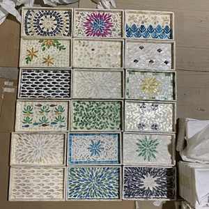 ชุดถาดหวายฝังมุก 2 ใบ ลายดอกไม้ พร้อมถาดเปลือกหอยทรงกลมเรืองแสงธรรมชาติ สำหรับร้านอาหารหรู - Product Image 1