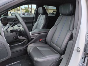 Cadillac LYRIQ 2025 d'occasion, propre, luxe, électrique, transmission intégrale - Product Image 4
