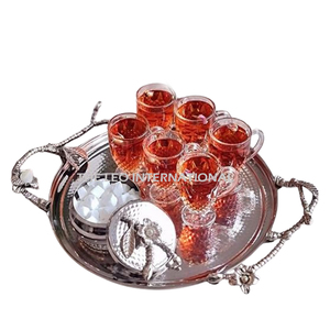 Conception de fleurs de forme ronde à texture martelée avec poignées latérales Plateau de qualité alimentaire en métal en aluminium pour la maison - Product Image 1