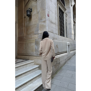 Conjunto de Blusa y Pantalones a Rayas Beige para Mujer - Product Image 1